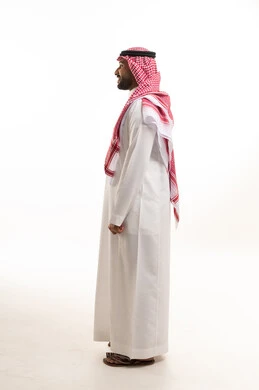 رجل سعودي يرتدي الثوب التقليدي والشماغ في لقطة جانبية