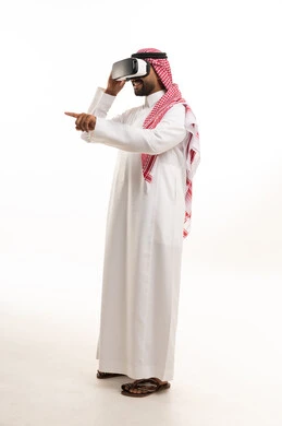 رجل سعودي يرتدي نظارة واقع افتراضي خلفية بيضاء