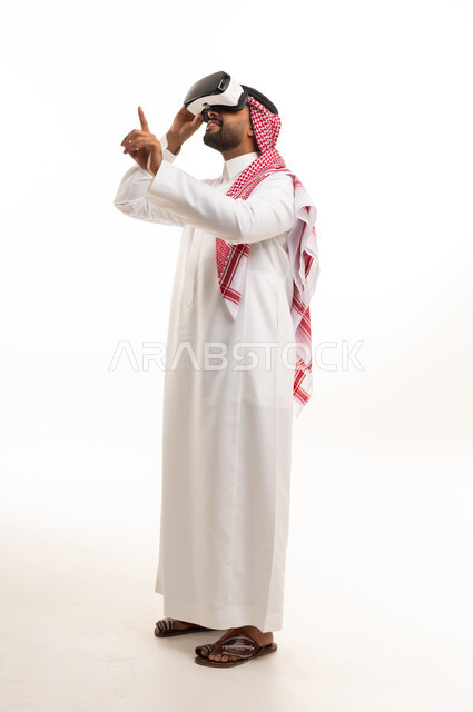 رجل سعودي يستخدم نظارة الواقع الافتراضي في الاستوديو
