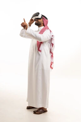 رجل سعودي يستخدم نظارة الواقع الافتراضي في الاستوديو