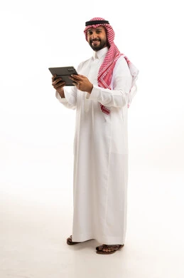 رجل سعودي يحمل جهاز لوحي بخلفية بيضاء