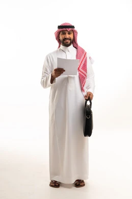 رجل أعمال سعودي يحمل ورقة وحقيبة على خلفية بيضاء