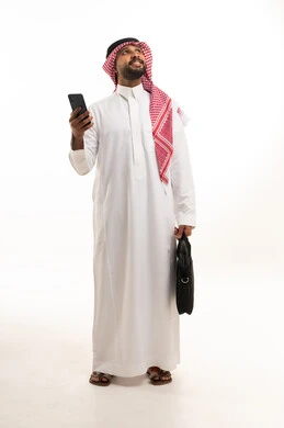 رجل أعمال سعودي مع هاتف ذكي وحقيبة عمل