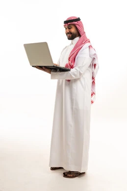 رجل سعودي بالزي التقليدي يستخدم المحمول بخلفية بيضاء