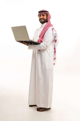 رجل سعودي بالزي التقليدي يستخدم المحمول بخلفية بيضاء