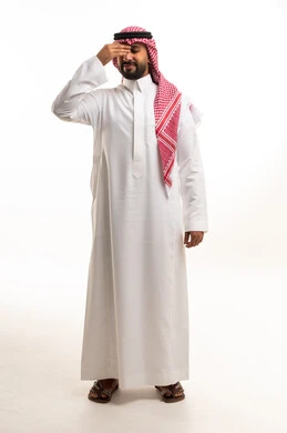 رجل سعودي بالزي التقليدي يغطي عينيه