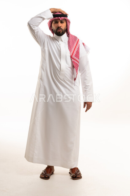 رجل سعودي بالثوب التقليدي والشماغ في الاستوديو