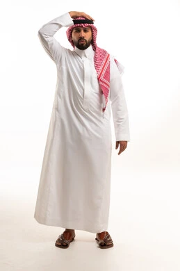 رجل سعودي بالثوب التقليدي والشماغ في الاستوديو