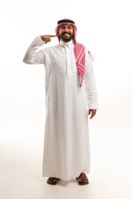 رجل سعودي بالزي التقليدي يشير للأعلى