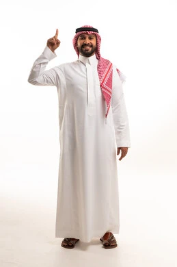 رجل سعودي بالزي التقليدي يشير للأعلى