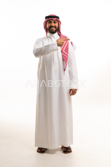 رجل سعودي بالثوب الأبيض بتعبير وجه يدل على الحيرة