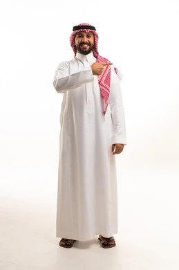 رجل سعودي بالثوب الأبيض بتعبير وجه يدل على الحيرة