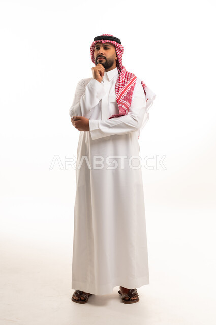 رجل سعودي بالثوب الأبيض بتعبير وجه يدل على الحيرة