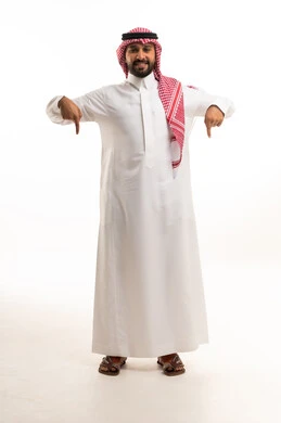 رجل سعودي بالزي التقليدي يشير للأسفل