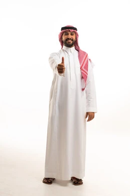 رجل سعودي بالثوب التقليدي يشير بعلامة الإعجاب