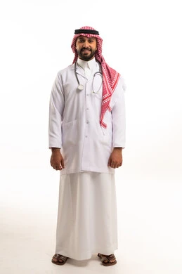 طبيب سعودي بالزي التقليدي والمعطف الطبي الأبيض طبيب سعودي بالزي التقليدي والمعطف الطبي الأبيض