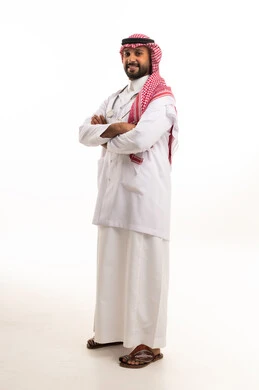 طبيب سعودي بالزي التقليدي والمعطف الطبي الأبيض