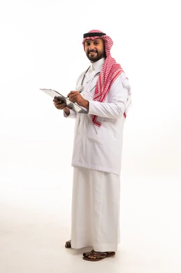 طبيب سعودي يرتدي المعطف الطبي ويمسك بملف المريض