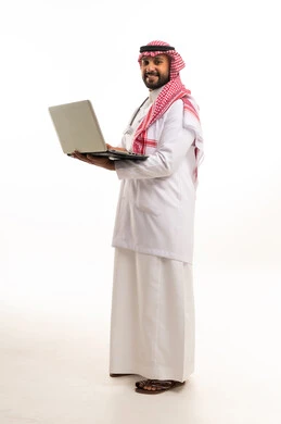 طبيب سعودي يحمل كمبيوتر محمول بالزي التقليدي