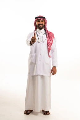 طبيب سعودي بالزي التقليدي يقوم بإشارة عدم الاعجاب