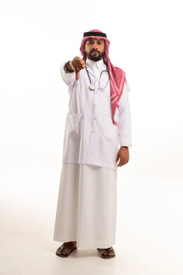 A Saudi doctor in traditional attire is making a gesture of admiration.