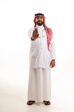 طبيب سعودي بالزي التقليدي يقوم بإشارة التوقف
