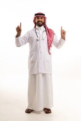 طبيب سعودي يرتدي المعطف الطبي ويشير للأعلى خلفية بيضاء