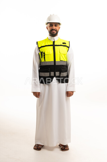 مهندس سعودي بالثوب وخوذة السلامة