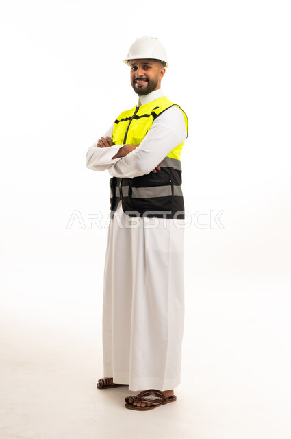 مهندس سعودي بالثوب وخوذة السلامة