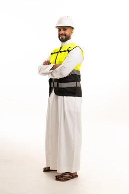 مهندس سعودي بالثوب وخوذة السلامة