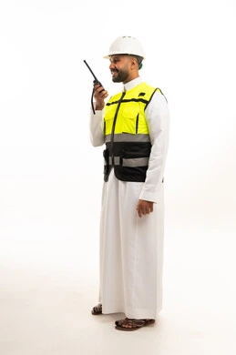 مهندس سعودي بمعدات السلامة يستخدم جهاز لاسلكي