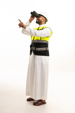 مهندس سعودي يرتدي خوذة ومنظار وسترة سلامة عاكسة بيضاء