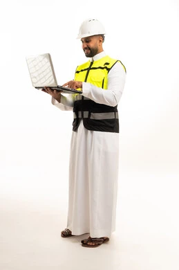 مهندس سعودي مع لابتوب على خلفية بيضاء