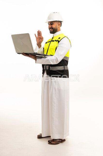 مهندس سعودي يستخدم اللابتوب على خلفية بيضاء