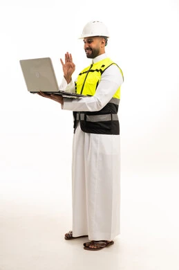 مهندس سعودي يستخدم اللابتوب على خلفية بيضاء