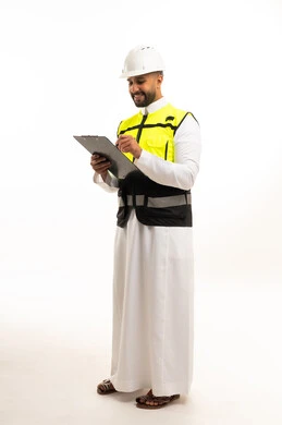 مهندس مدني سعودي يرتدي سترة السلامة ولوحة ملاحظات