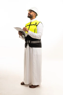مهندس سعودي بسترة السلامة والخوذة يحمل لوحة ملاحظات