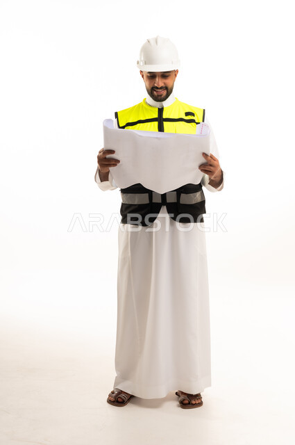 مهندس سعودي مع مخطط هندسي بخلفية بيضاء