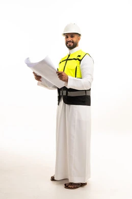 مهندس سعودي يرتدي ملابس السلامة ويمسك مخططات