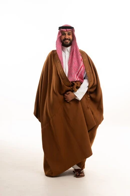 رجل سعودي بالزي التقليدي والبشت في الاستوديو