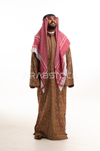رجل سعودي بالزي التقليدي على خلفية بيضاء