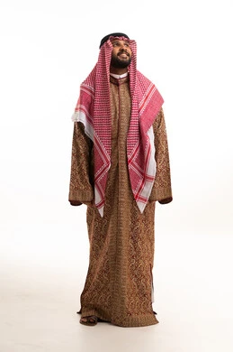 رجل سعودي بالزي التقليدي على خلفية بيضاء