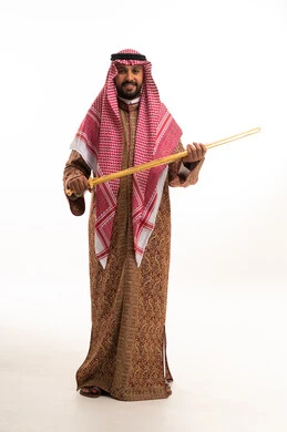 رجل سعودي بالزي التقليدي يحمل سيف العرضة