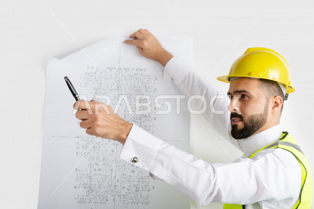 بورتريه رجل مهندس سعودي عربي ،  مهندس ماهر محترف في المخططات ، رجل مهندس خليجي ، خلفية بيضاء