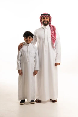 أب سعودي وابنه بالملابس التقليدية في الاستوديو