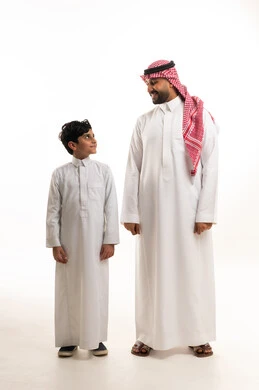 أب وابنه سعوديين بالثوب التقليدي في الاستوديو
