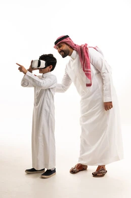 رجل وطفل سعوديان يستخدما نظارة الواقع الافتراضي