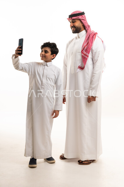أب سعودي وابنه يلتقطان سيلفي في الاستوديو