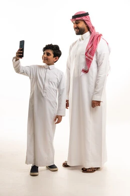 أب سعودي وابنه يلتقطان سيلفي في الاستوديو