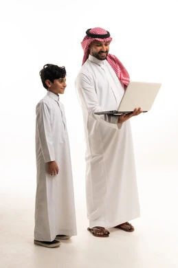 رجل سعودي وطفل يستخدمان كمبيوتر محمول خلفية بيضاء